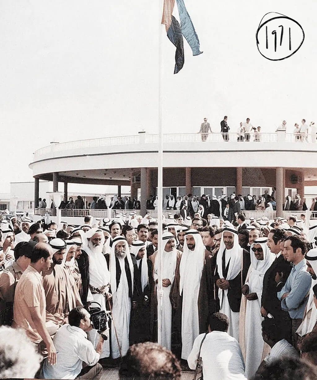Sheikh Zayed raising the flag of the UAE during the declaration of the Union, 1971